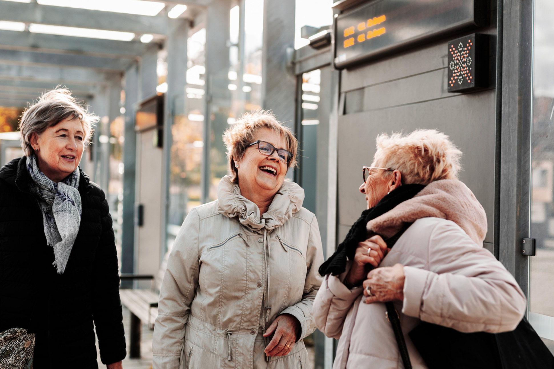 Enquete Tre eldre damer på togstasjon