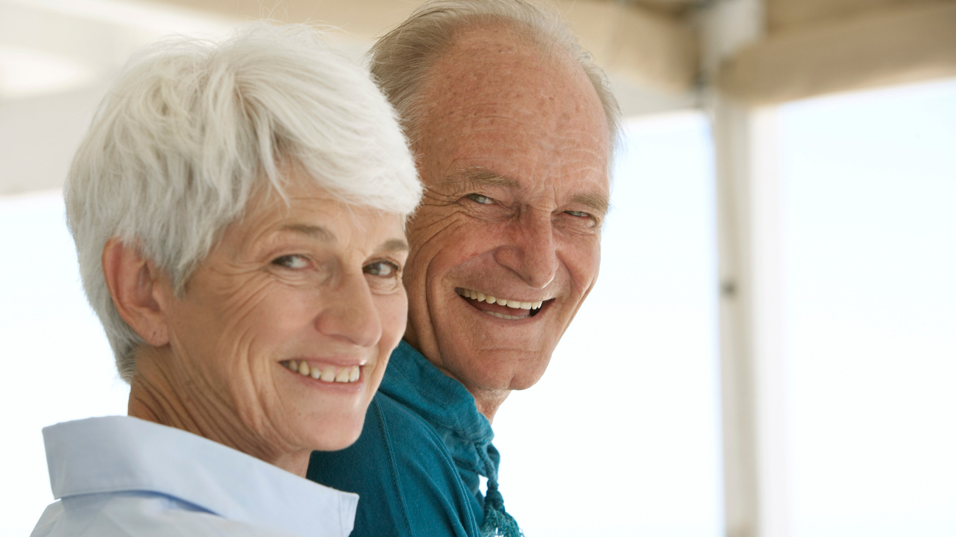 Et eldre par vrir hodene mot kamera og smiler