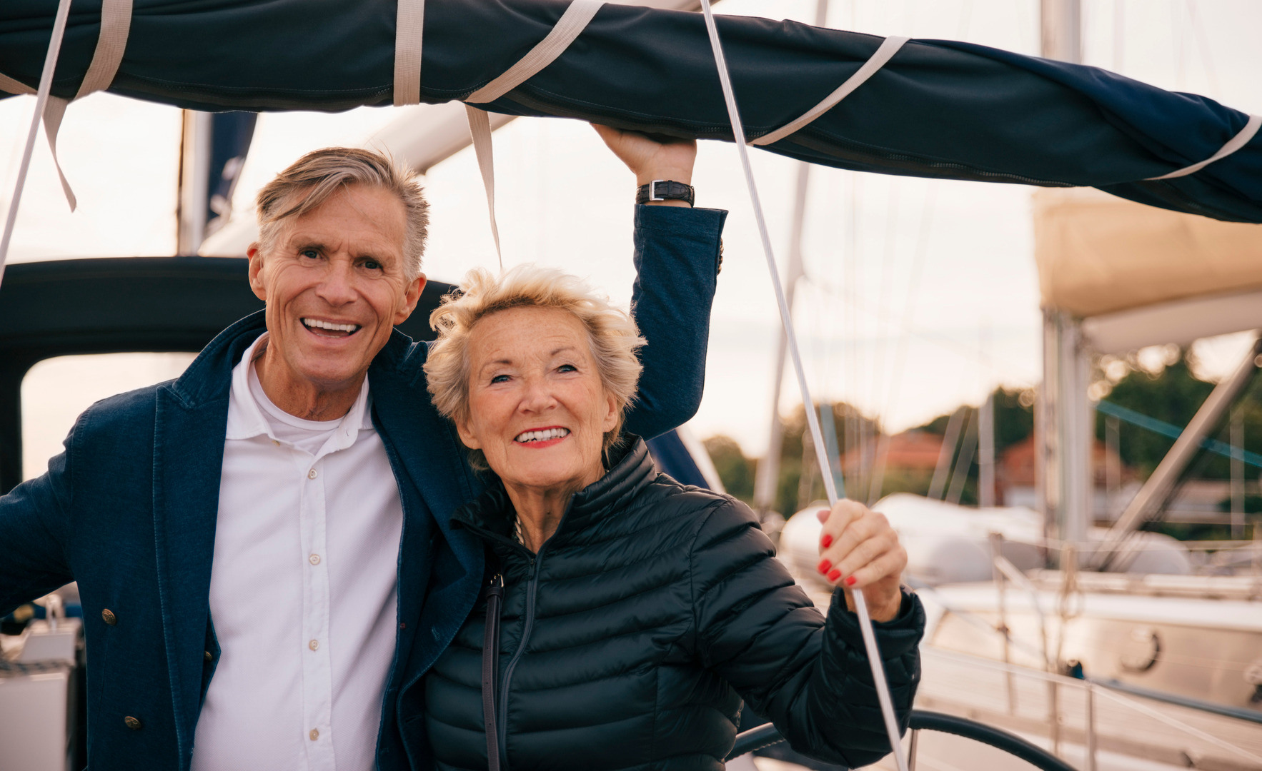 Et eldre par på en seilbåt